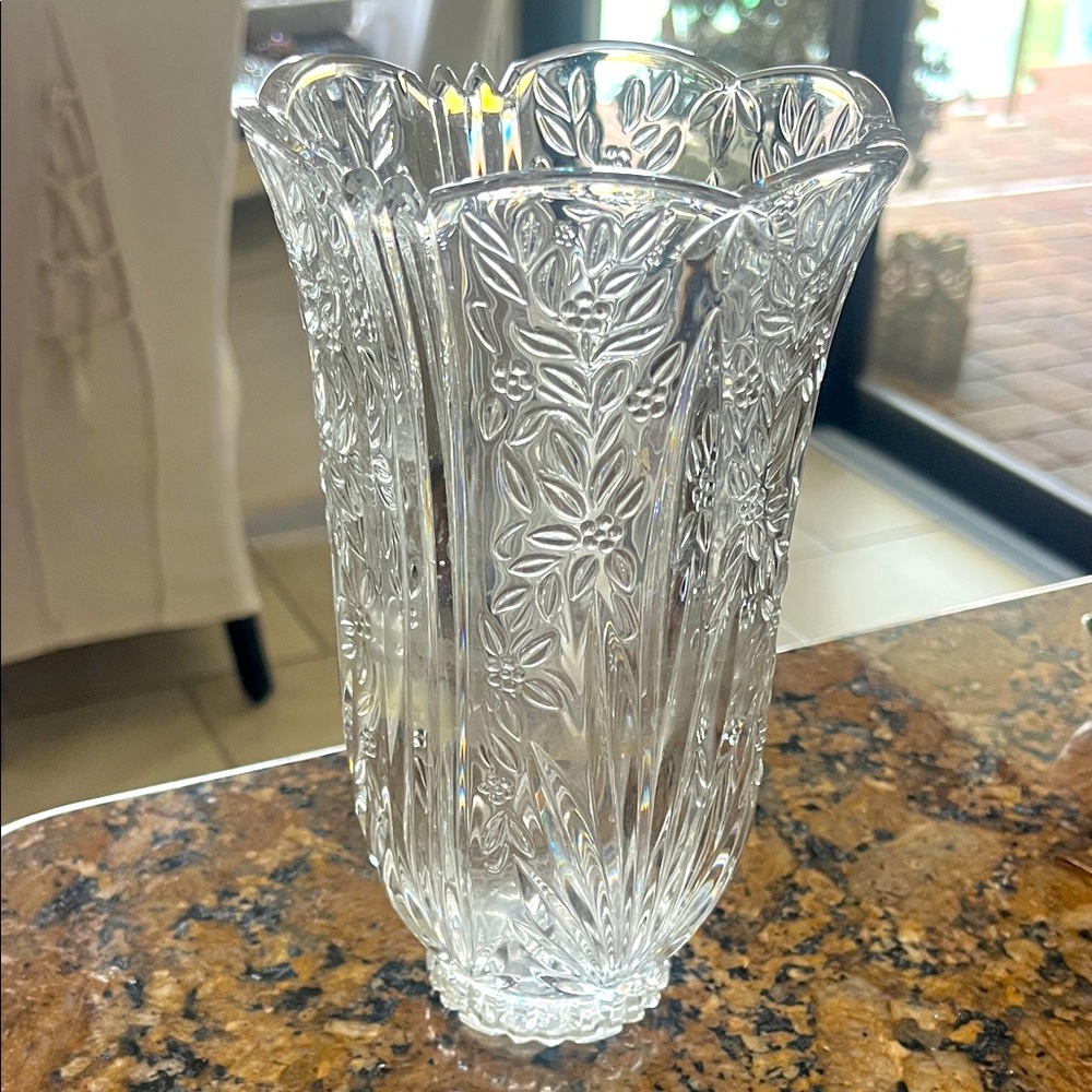 Gorgeous EUC Oneida “Spring Lace” crystal vase scalloped top 5“ x 8“